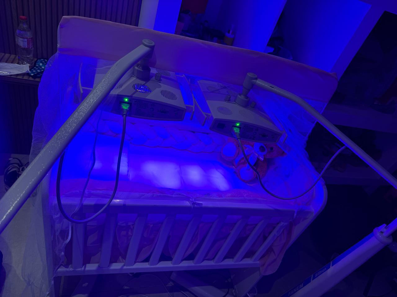 Equipamento profissional de fototerapia neonatal instalado em casa